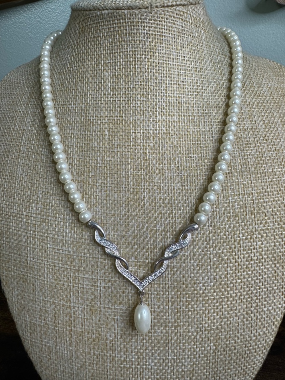 Avon Cream Pearl Lavalier Necklace with Silver V Pendant